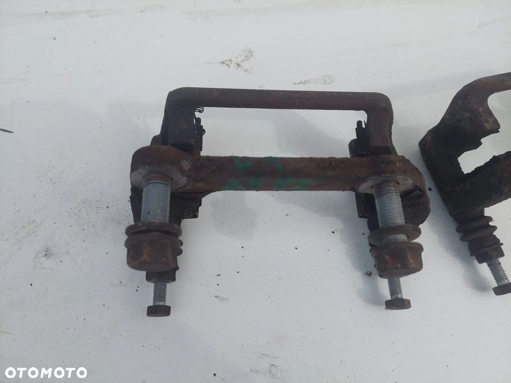 JARZMO PRAWY LEWY TYŁ AUDI A4 B8 - 2