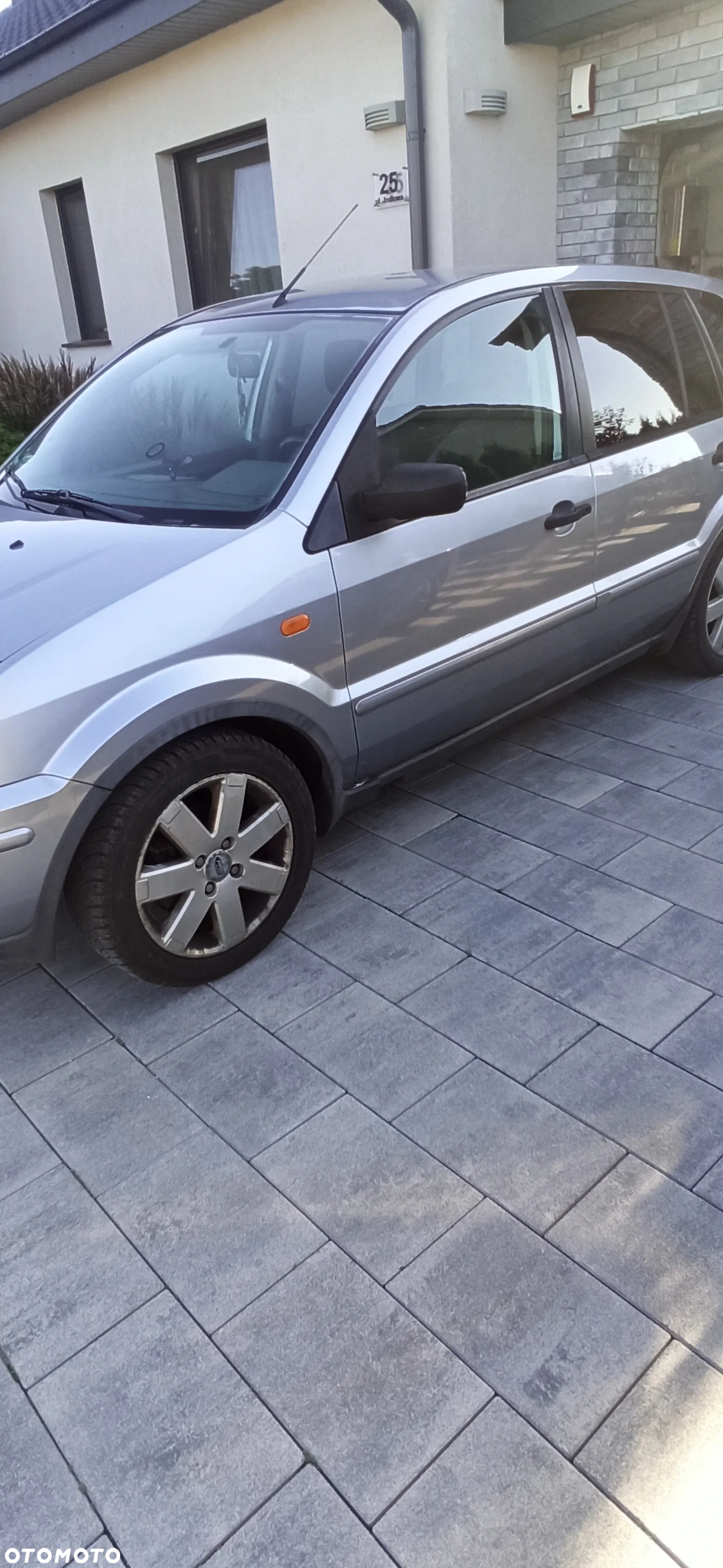 Ford Fusion 1.6 + - 5