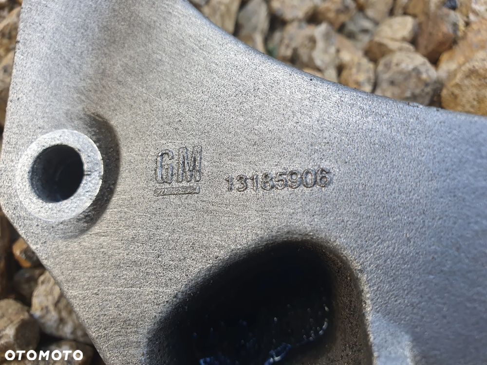OPEL CORSA D 1.2 ŁAPA WSPORNIK MOCOWANIE SKRZYNI 13185906 POSIADAM 2 SZT - 4