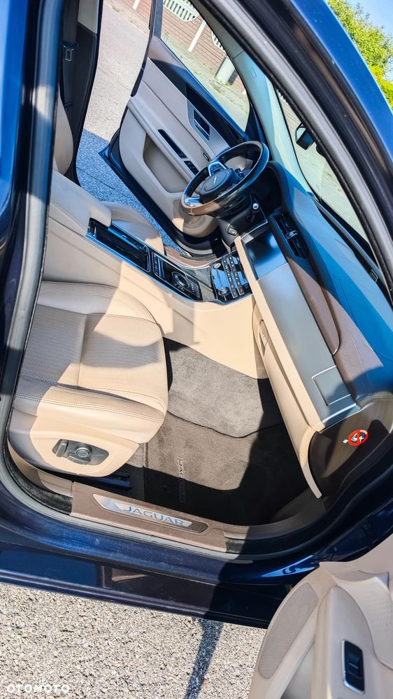 Jaguar XF - 12