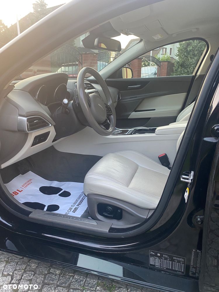 Jaguar XE 2.0 T Prestige - 12