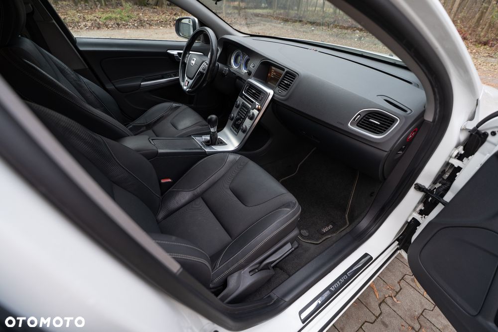 Volvo V60 D3 R-Design - 17