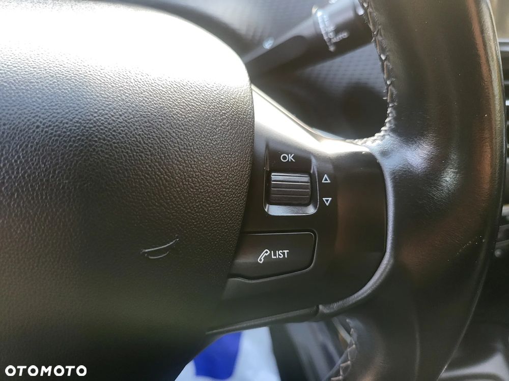 Peugeot 2008 1.2 Pure Tech Allure S&S - 29