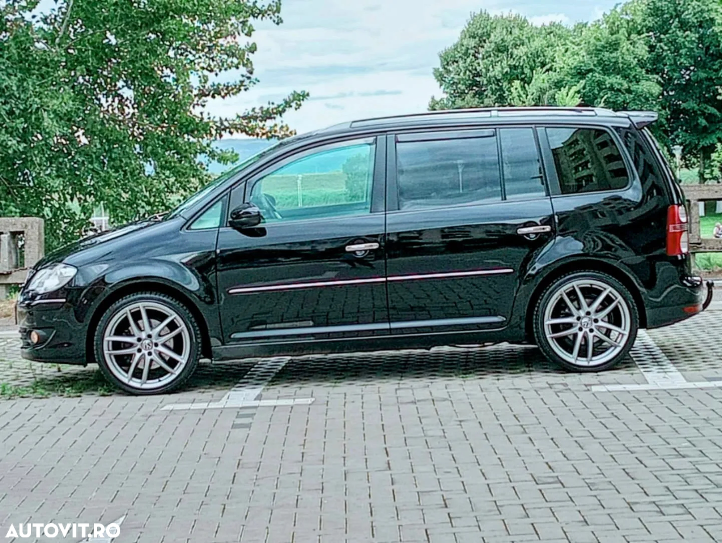 Volkswagen Touran 2.0 TDI DPF R-Line Edition - 3