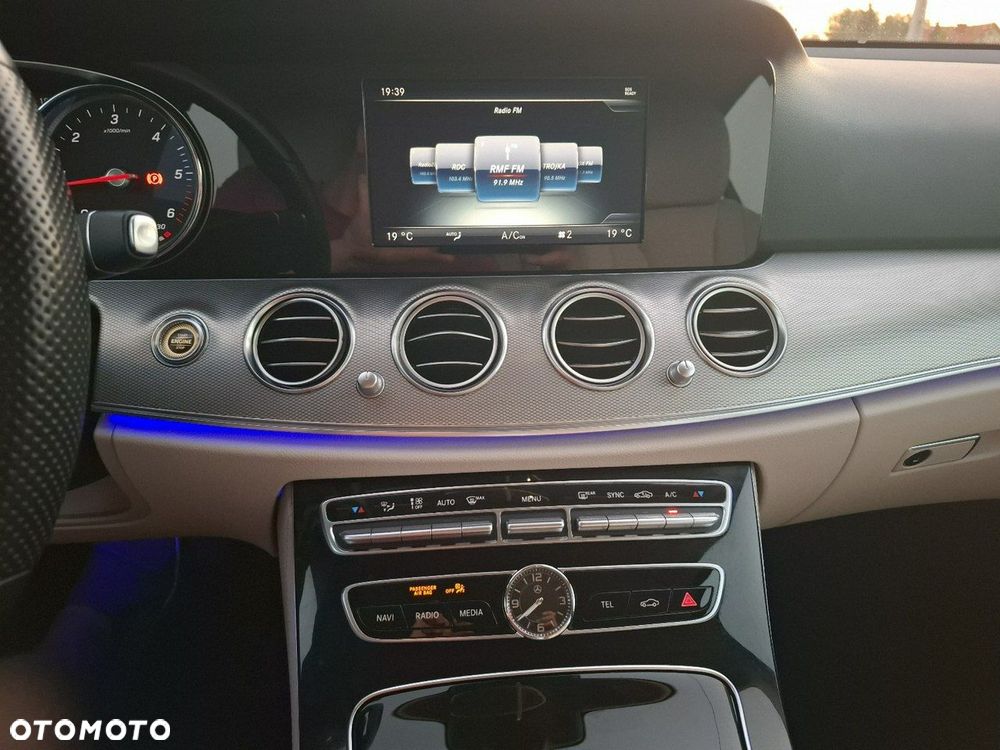 Mercedes-Benz Klasa E 220 d Business Edition 9G-TRONIC - 32
