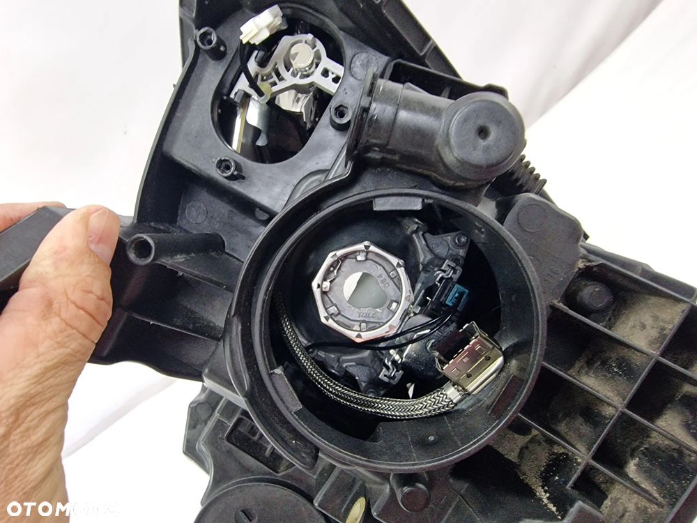 MERCEDES GLA W156 ŁADNA PRAWA LAMPA PRZEDNIA PRZÓD BI-XENON + USZCZELKA ( RAMKA ) , NR A1569063200 , NR AUKCJI LA598 - 15