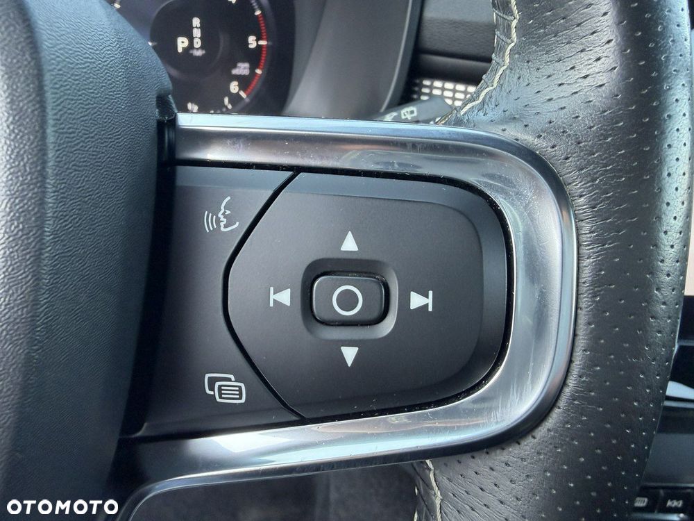 Volvo XC 40 D4 SCR AWD R-Design - 22