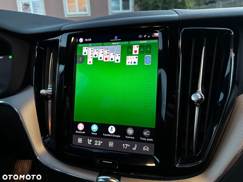 Volvo XC 60 B4 D Plus Dark - 35