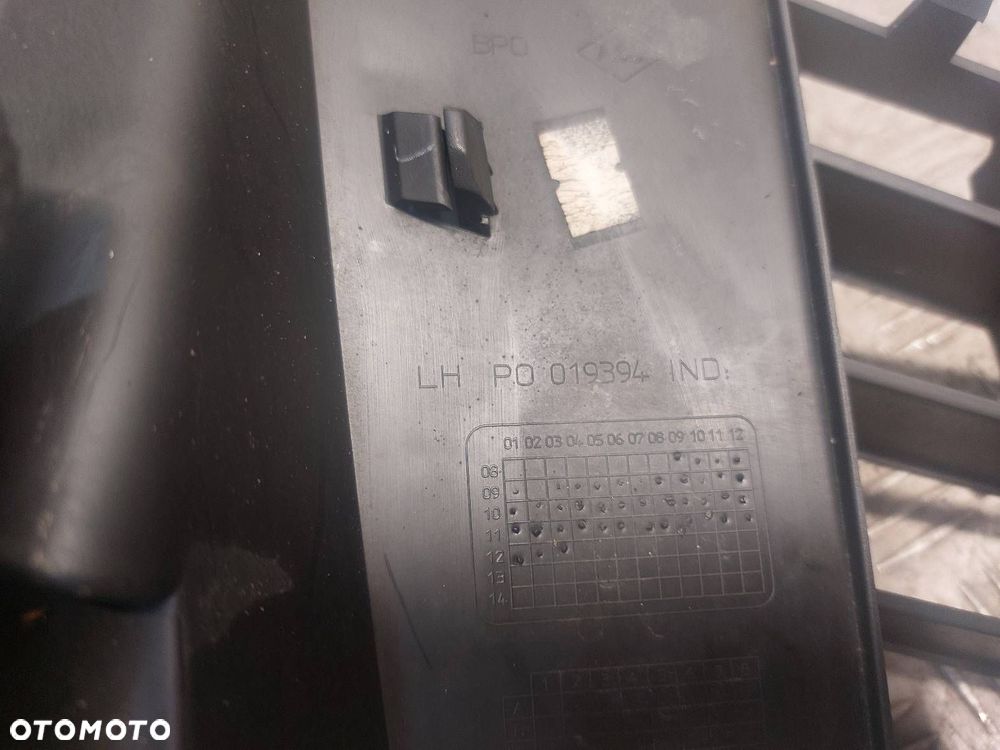 KRATKA ZDERZAKA PRZÓD ŚRODKOWA RENAULT CLIO III LIFT PO019401 - 4