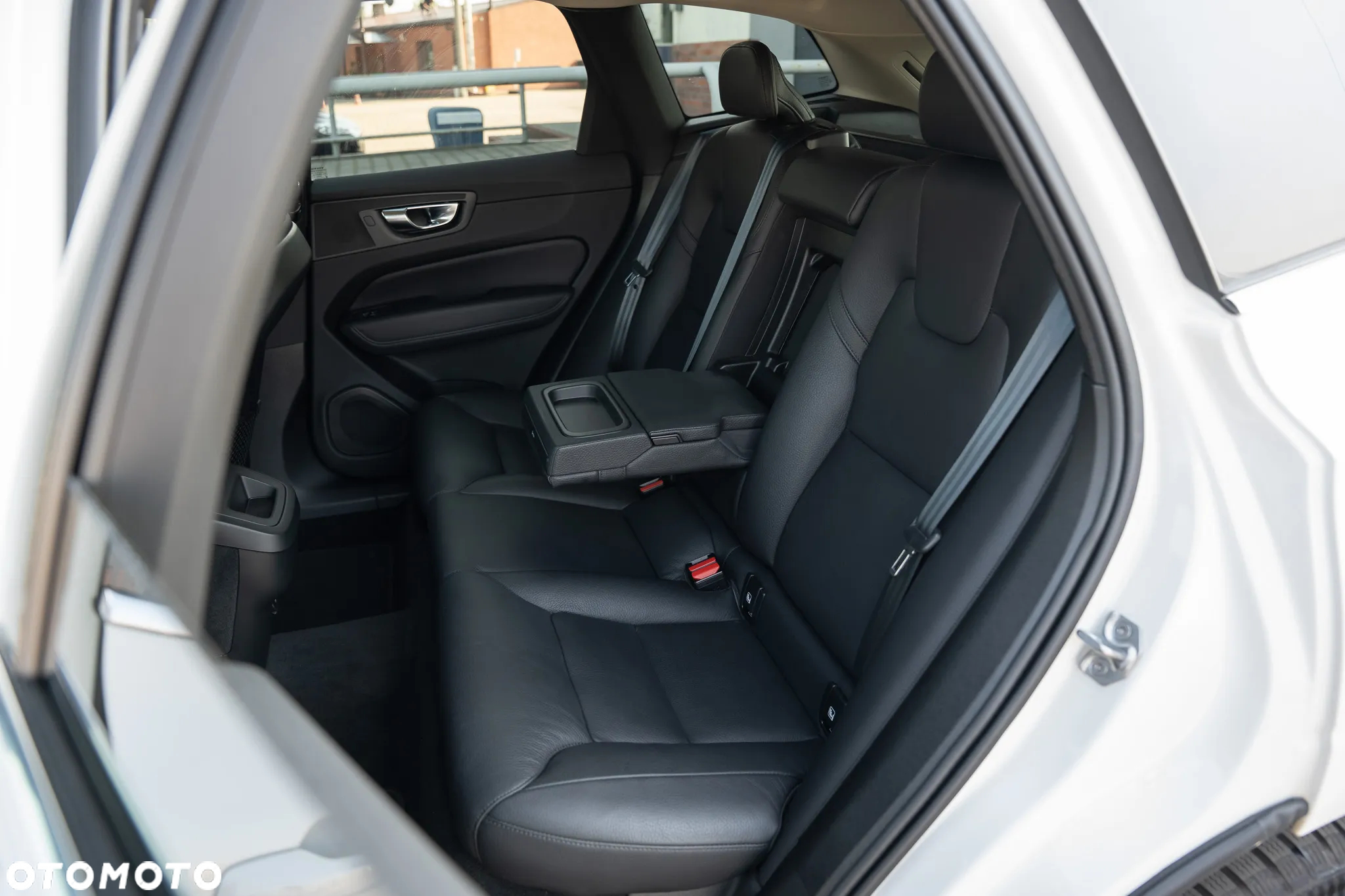 Volvo XC 60 B4 D AWD Geartronic Momentum Pro - 34