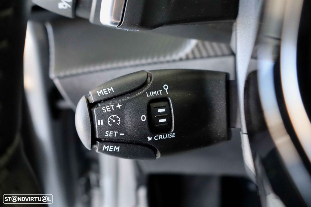 Peugeot 208 1.2 Hybrid Allure e-DCS6 - 18