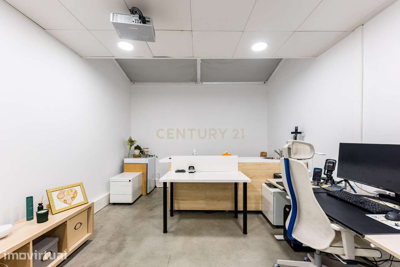 Escritório R/C 204m² + 38m² · entrada independente · 2 estacionamentos - Grande imagem: 4/22