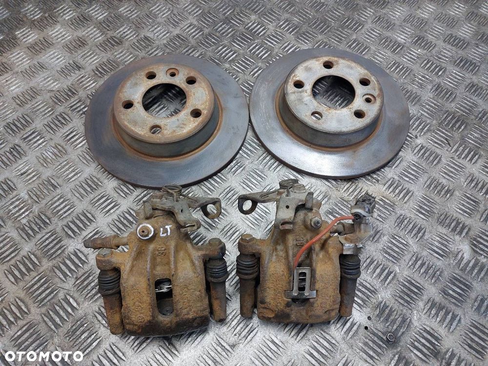 TARCZE HAMULCOWE TYŁ + KLOCKI ZACISKI FORD GALAXY MK1 SHARAN ALHAMBRA - 1