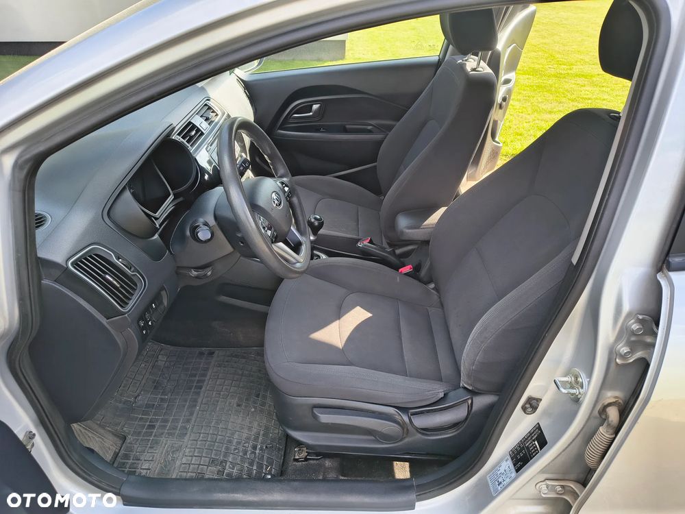 Kia Rio 1.2 L - 6
