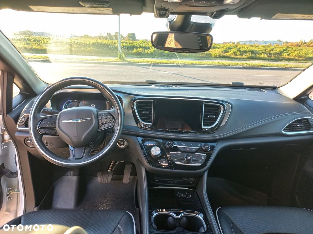 Chrysler Pacifica - 12