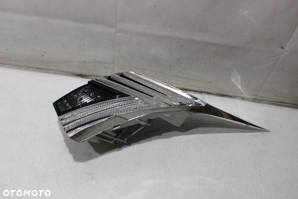 GP - LAMPA PRAWA TYŁ LEXUS IS200 - 2