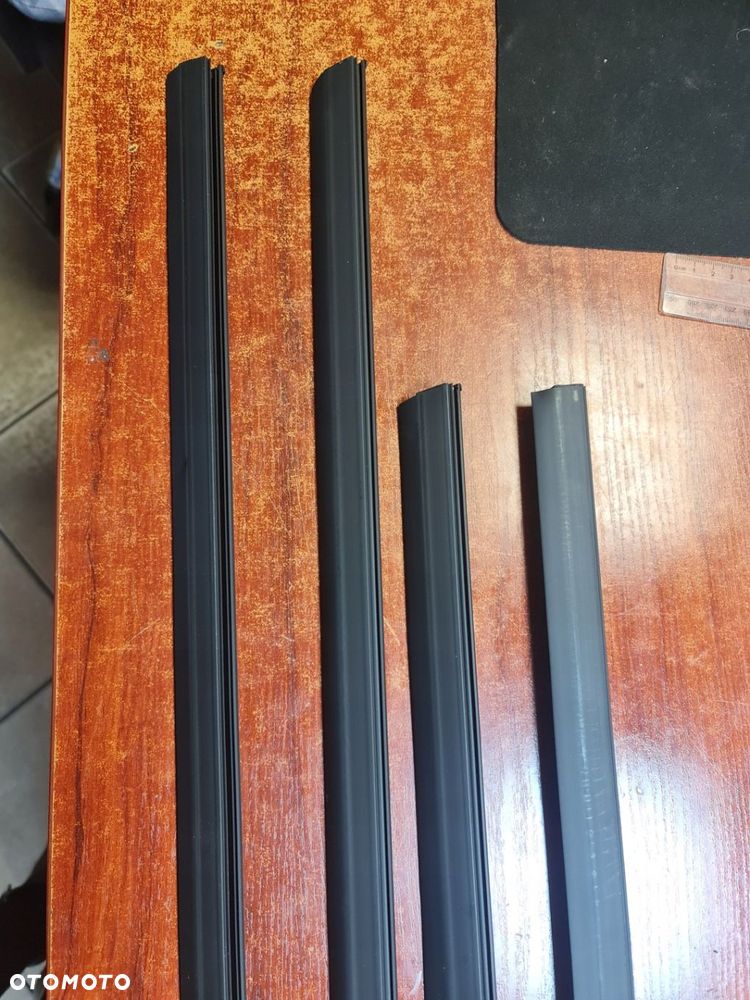 LISTWA DOLNA DRZWI PRAWY PRZÓD BMW E32 - 4