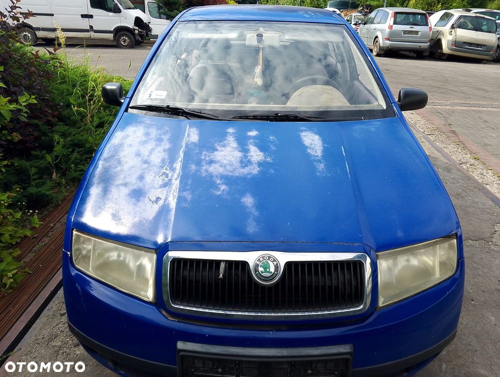 Skoda Fabia 6Y2 (99-04r.) 1.4 B 59KM. Silnik AZE pasuje do AZF Skrzynia  EMH pasuje do FCM, FNK, GCG, FJQ,FCN lakier FSK 6D 4590.Cały na części.GWARANCJA !!!  Przód Tył Zestaw Komplet Drzwi Klapa Zderzak Błotnik Maska Grill Atrapa Szyba Pas Lampa Lusterko Boczki Fotel Kanapa Kokpit Deska Rozdzielcza Przełącznik Włącznik Sterownik Przewody Wiązka Instalacja Moduł Komputer Czujnik Listwa Pompa Alternator Wtryski Głowica Rozrusznik Kompresor Sprzęgło Dwumas Silnik Skrzynia ABS Klimatyzacji Paliwa Wspomagania Kolektor Turbina Przepustnica Zawór Chłodnica Koło Hak Belka Sanki Zawieszenie Mcpherson Półoś Amortyzator Wydech Tłumik Zacisk Most - 4