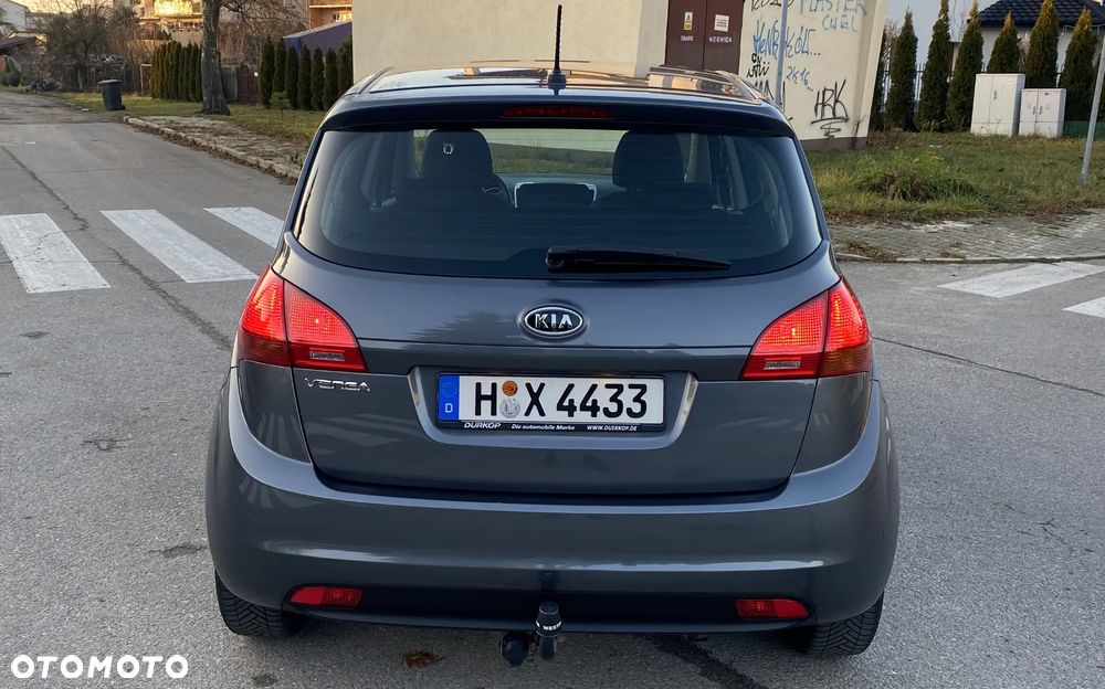 Kia Venga 1.6 L - 8