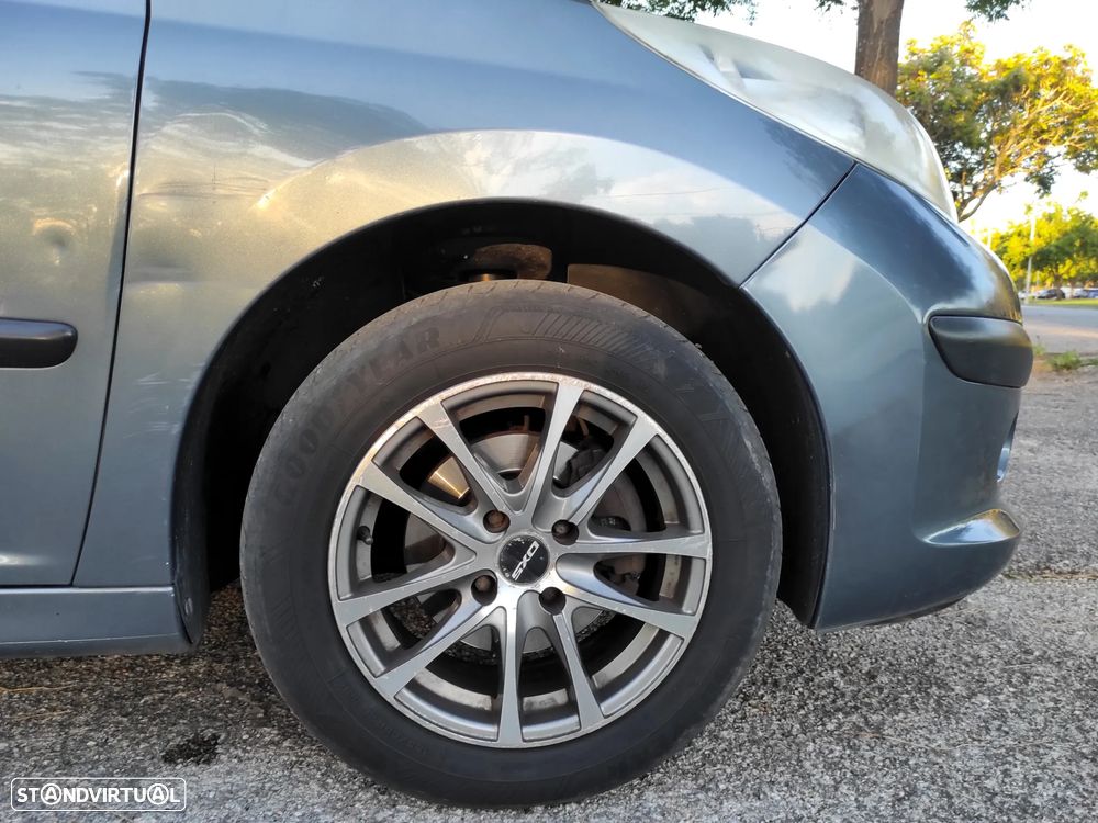 Peugeot 207 1.4 16V Trendy - 32