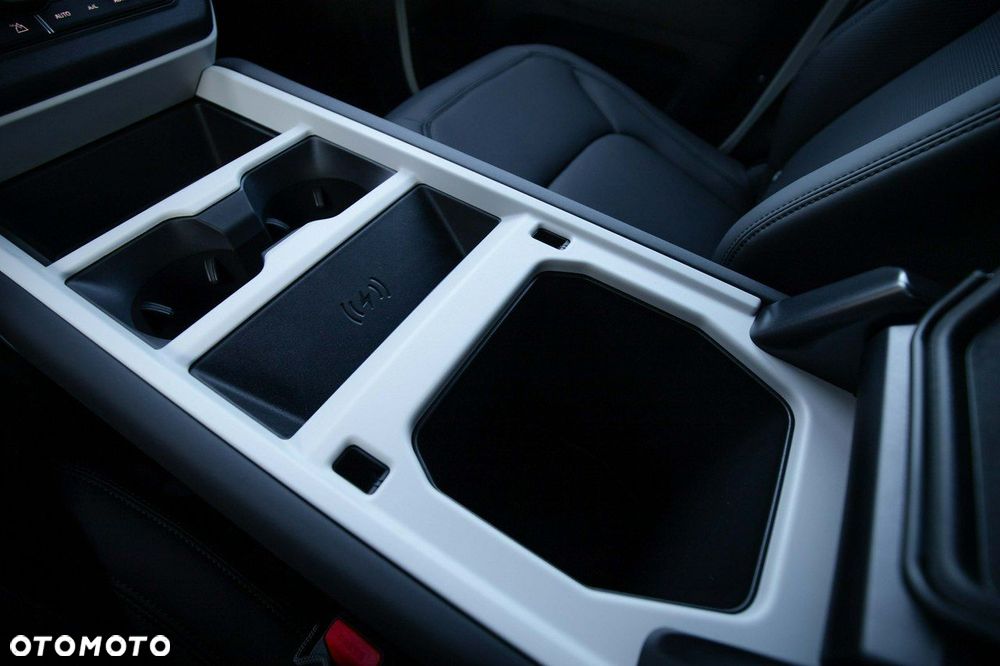 Land Rover Defender - 25