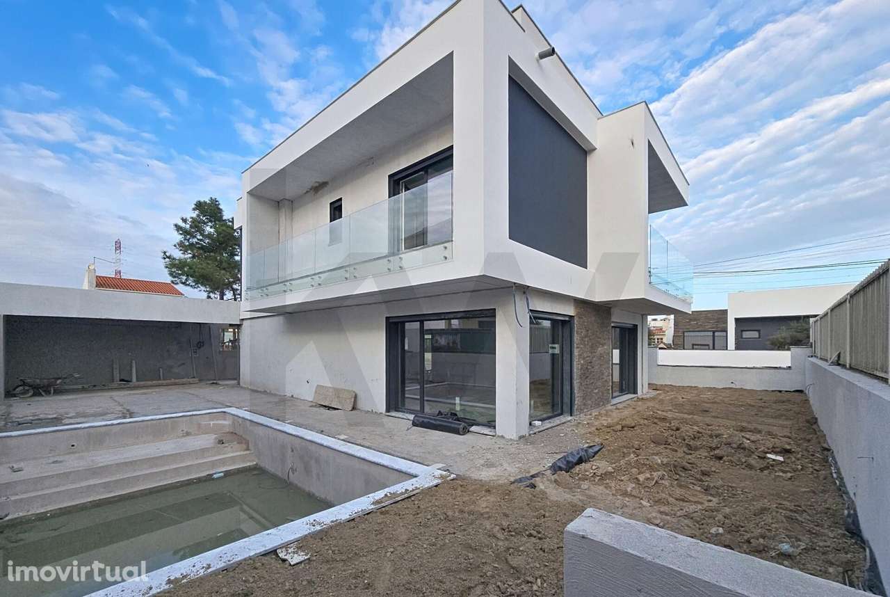Moradia T4 de 2 pisos, isolada com design moderno e piscina em Valadar - Grande imagem: 2/28