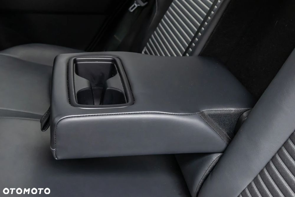 Toyota RAV4 2.5 Hybrid Black Edition by JBL 4x4 - 32