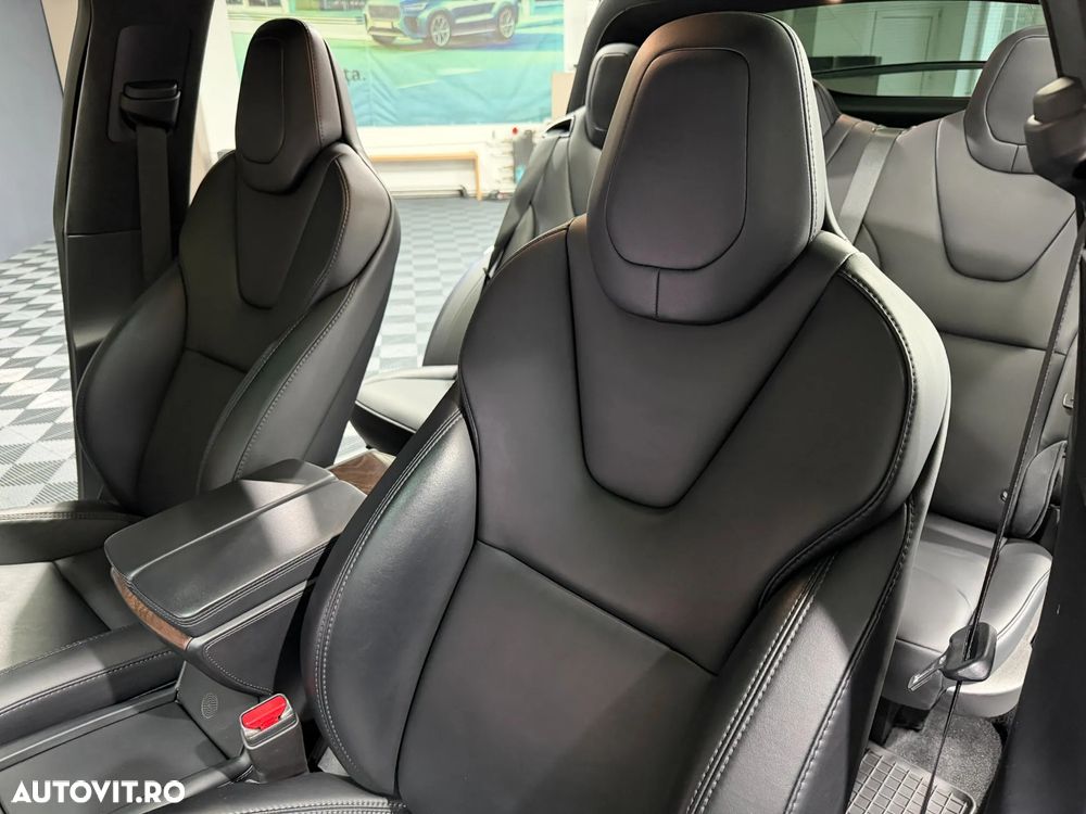 Tesla Model X - 21