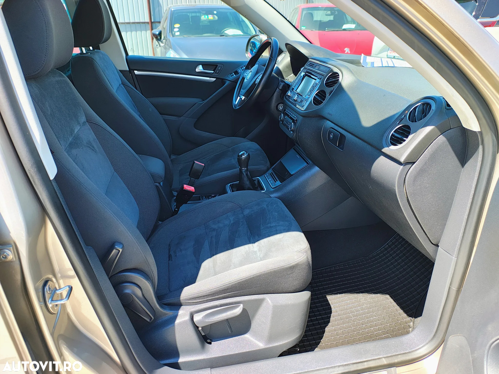 Volkswagen Tiguan 2.0 TDI DPF BlueMotion Technology Lounge Sport & Style - 11