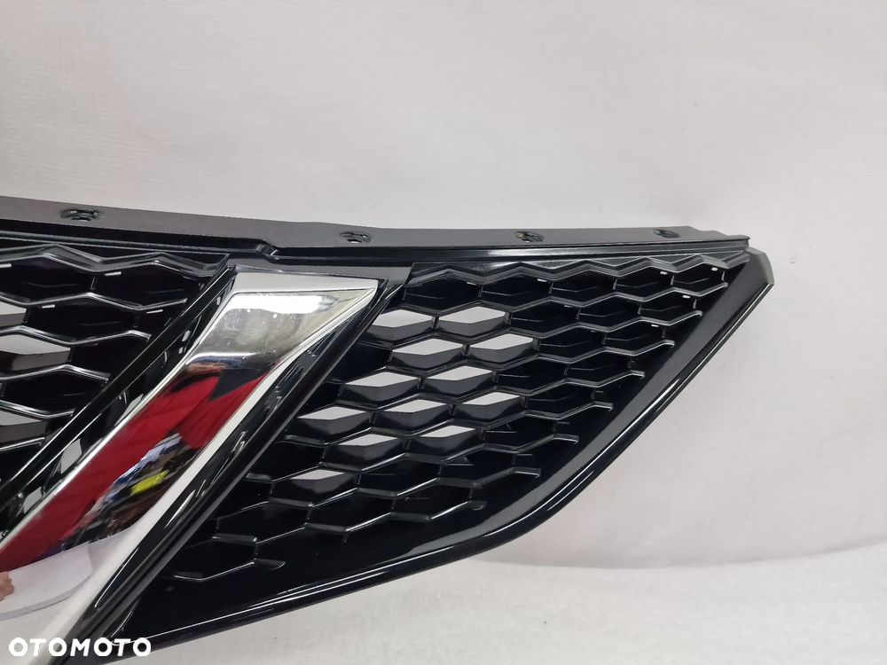 NISSAN QASHQAI J11 ATRAPA / GRILL PRZEDNI PRZÓD NA / POD KAMERĘ , NR 62310-4EA0D / 62310-4EM0D , NR AUKCJI GL265 - 12