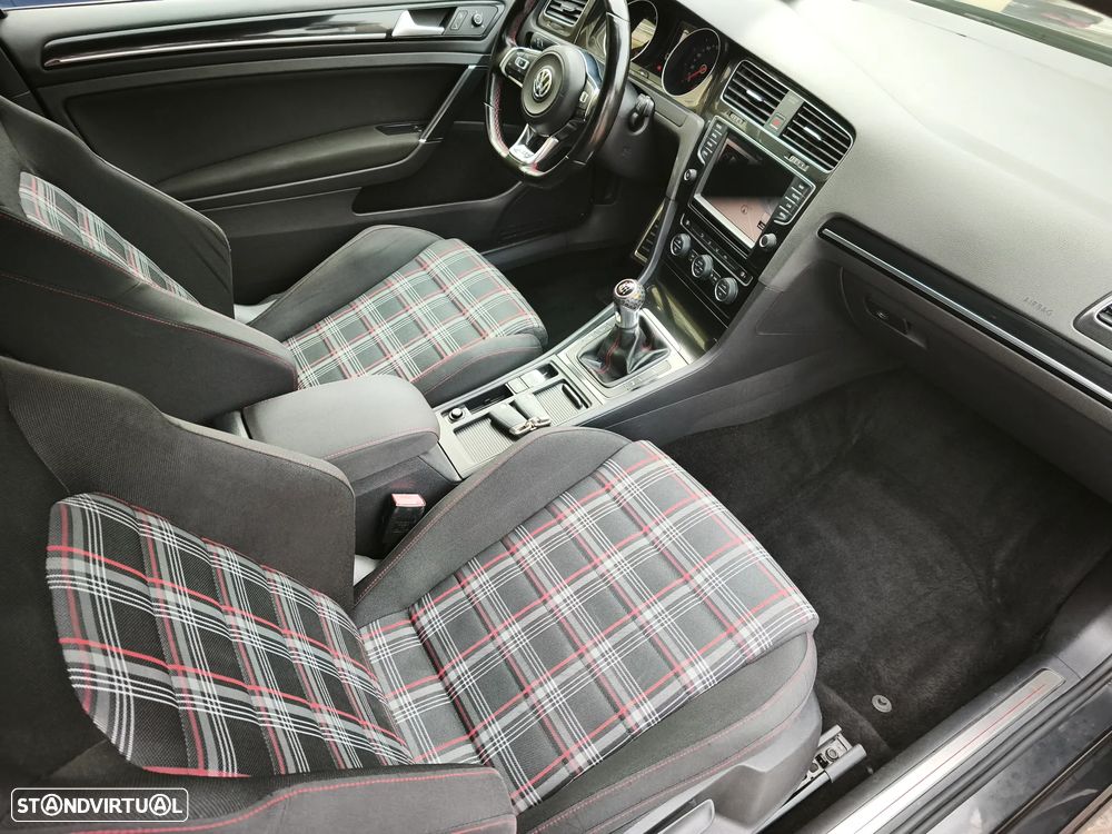 VW Golf GTI Performance BlueMotion - 24