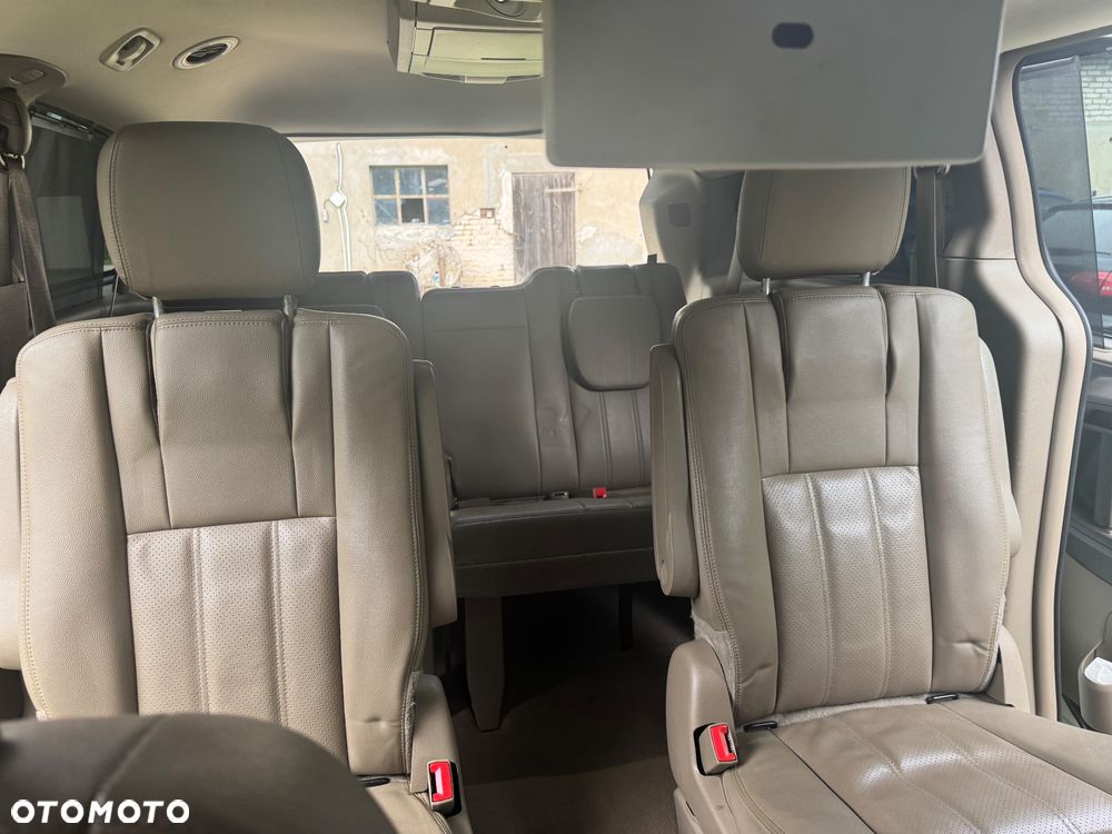 Chrysler Town & Country - 28