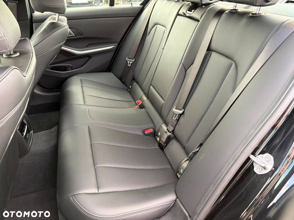 BMW Seria 3 318i M Sport - 16