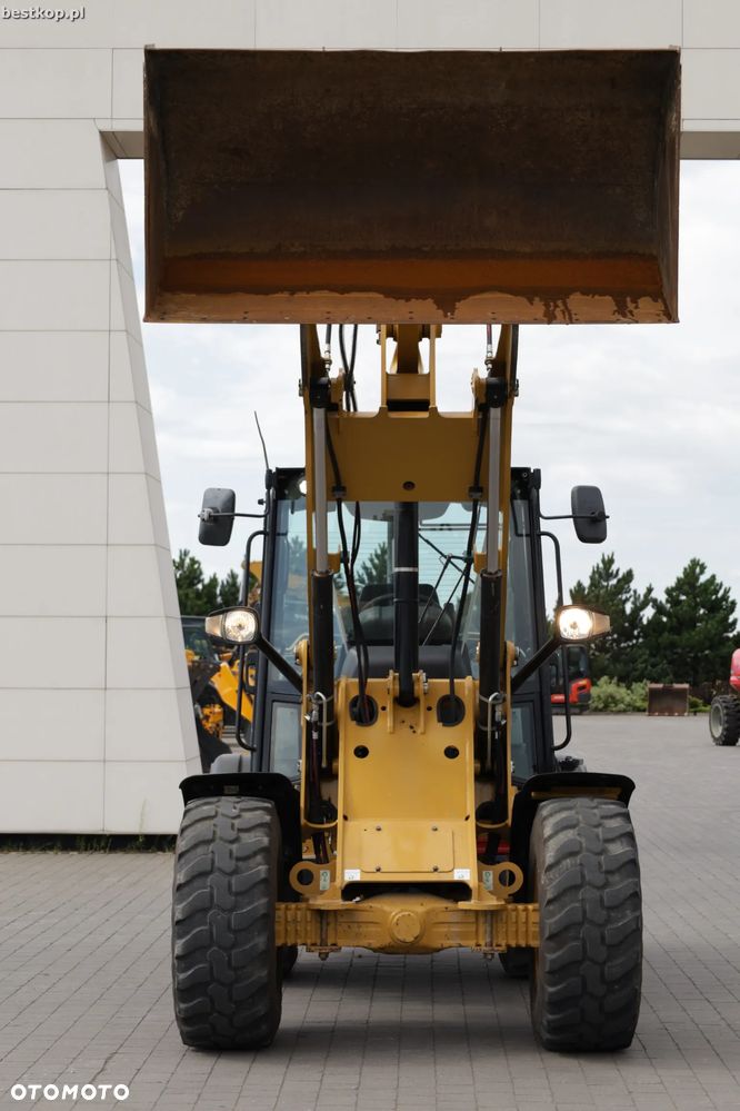 Caterpillar CAT 906M - 18