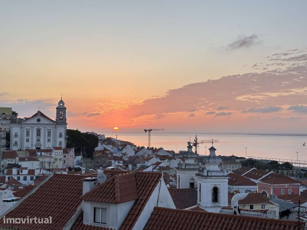 Duplex T2 Renovado com Vistas Panorâmicas sobre Alfama e o Rio Tejo - Grande imagem: 4/27