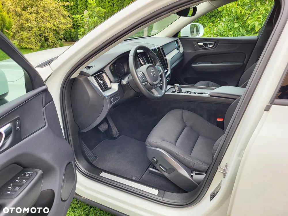 Volvo XC 60 B4 B Momentum - 11