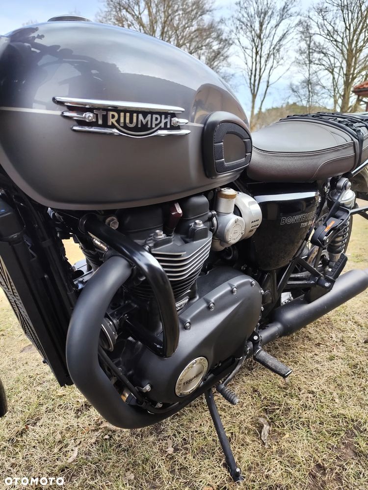 Triumph Bonneville - 6