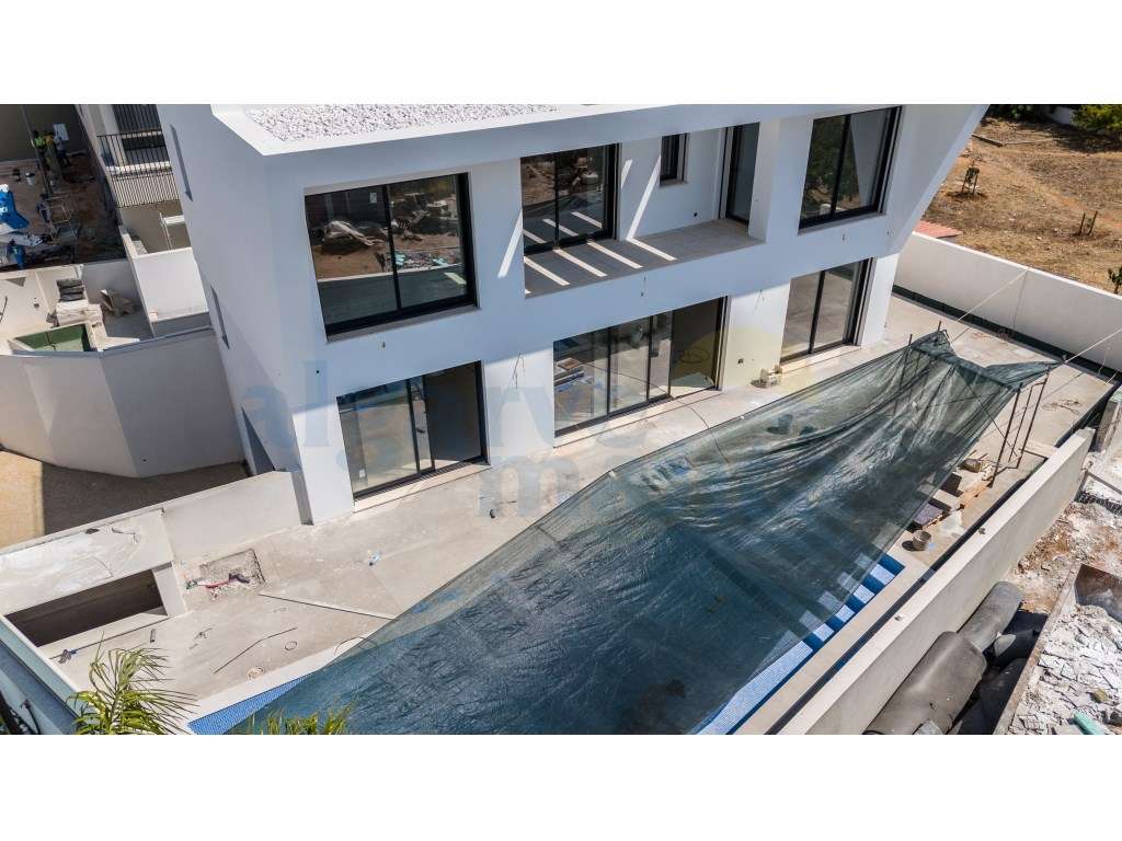 Moradia T4 de Arquitetura Contemporânea com Piscina, Rooftop e Vist... - Grande imagem: 2/46
