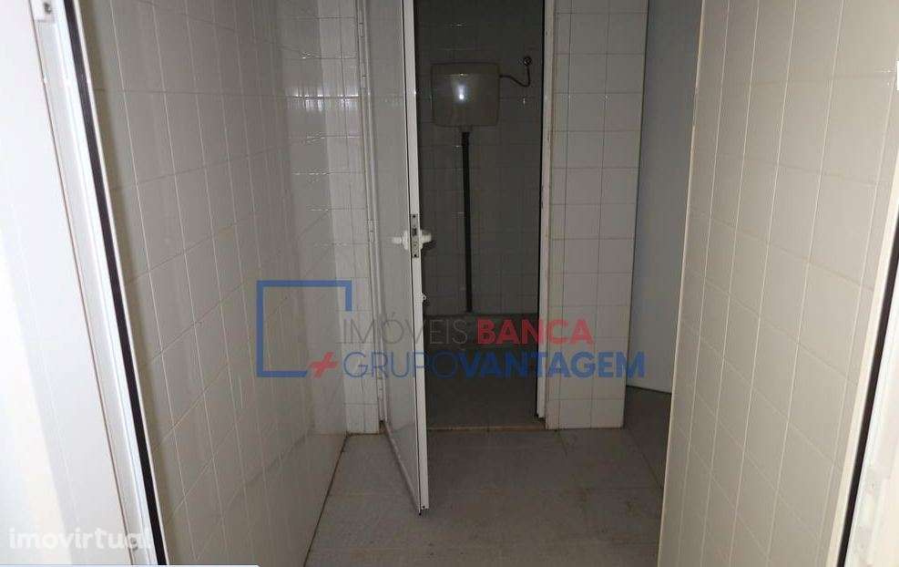 Armazém de 348m², destinado a atividade industrial, com 2 pisos e l... - Grande imagem: 4/10