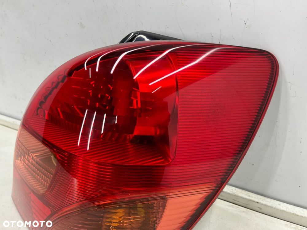 Lampa Toyota Corolla Verso I E12 01-04r. prawa tylna w błotnik oryginalna prawy tył - 5