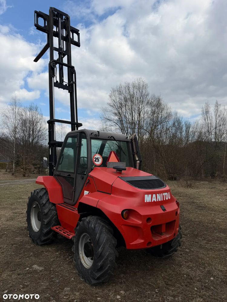 Manitou M30-4 T Wózek Widłowy 4X4 TERENOWY. 1910mtg. Maszyna Jak Nowa! Maszt Triplex WOLNY SKOK! 2016rok. z Norweskiego Gospodarstwa. Silnik PERKINS TURBO 90km. DEKRA Aktualna 2026rok! 3 tony Udzwig! Posuw wideł Hydrauliczny! Jazda REWERS+4 biegi. Ani deka luzów czy wycieków! Zadbana Maszyna! Okazja. Podzespoły jak Nowe tłoczyska suche! 5,5 wys. Podnoszenia - 30