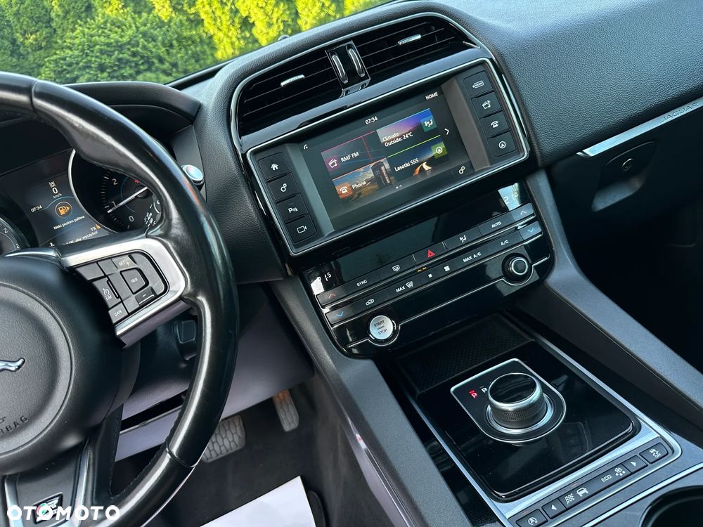 Jaguar F-Pace 20d R-Sport - 4
