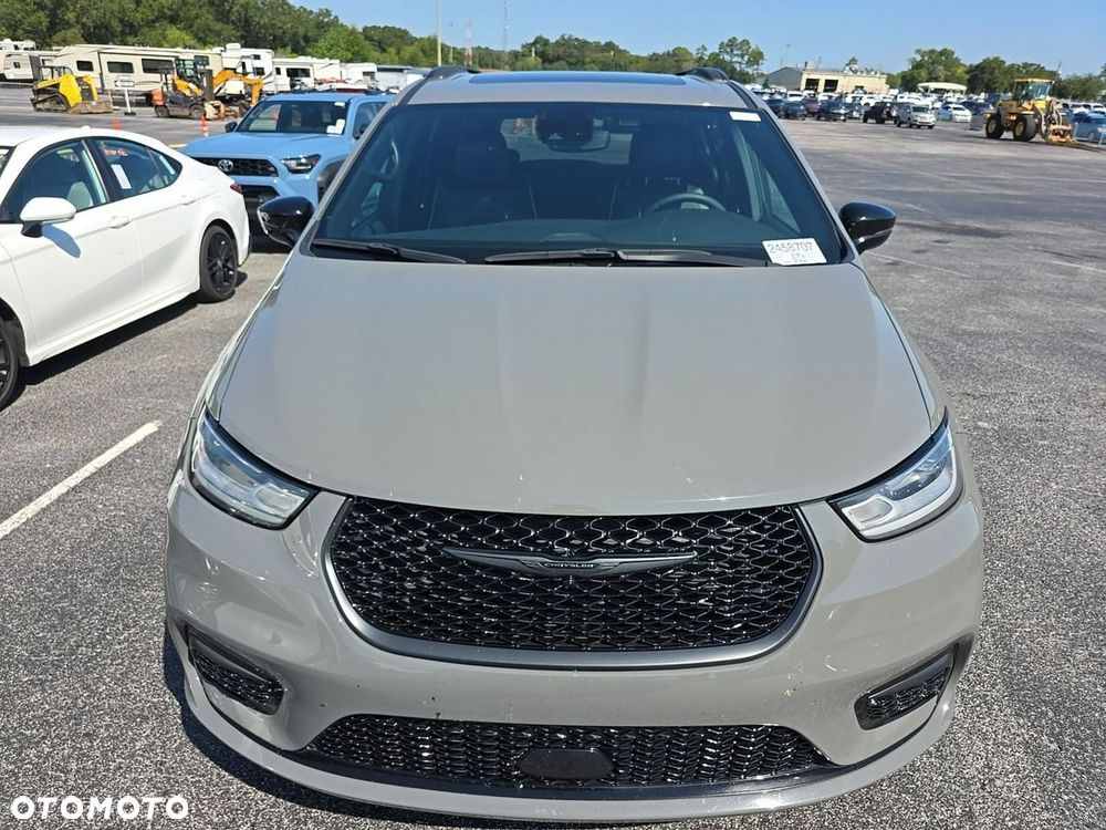 Chrysler Pacifica - 2
