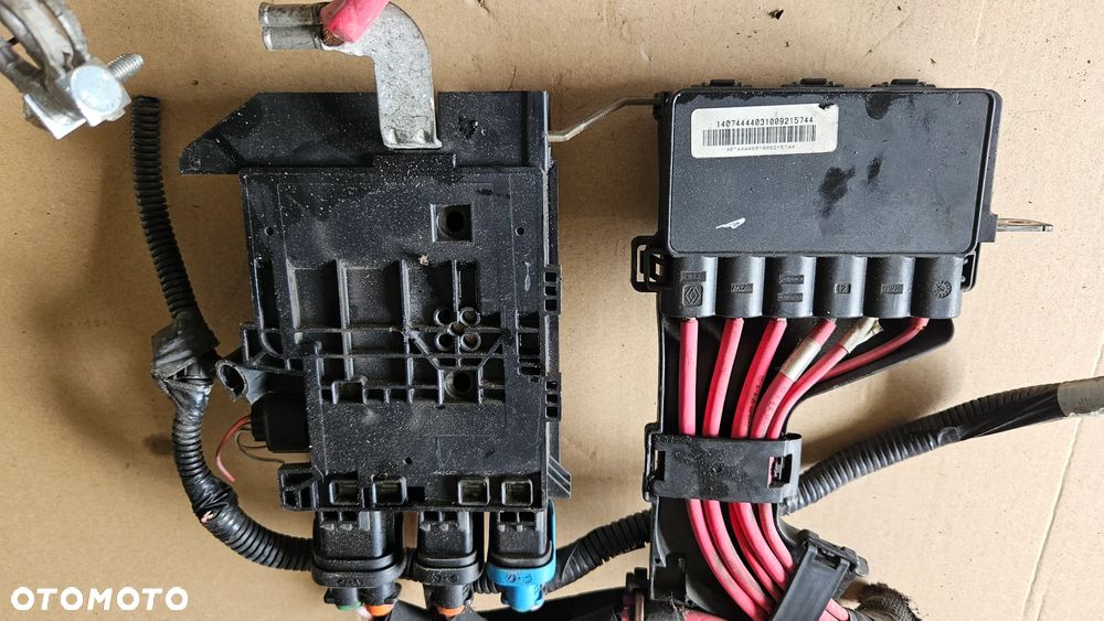 Renault Scenic III 3 skrzynka bezpieczników moduł napięcia akumulatora  243800011R