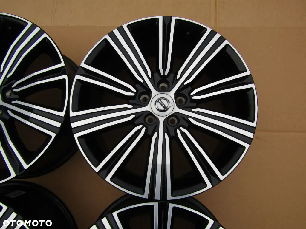 4x Felgi 18 Volvo S40 V60 S90 V90 C30 S60 XC40 XC60 8j 5x108 ET42 - 7