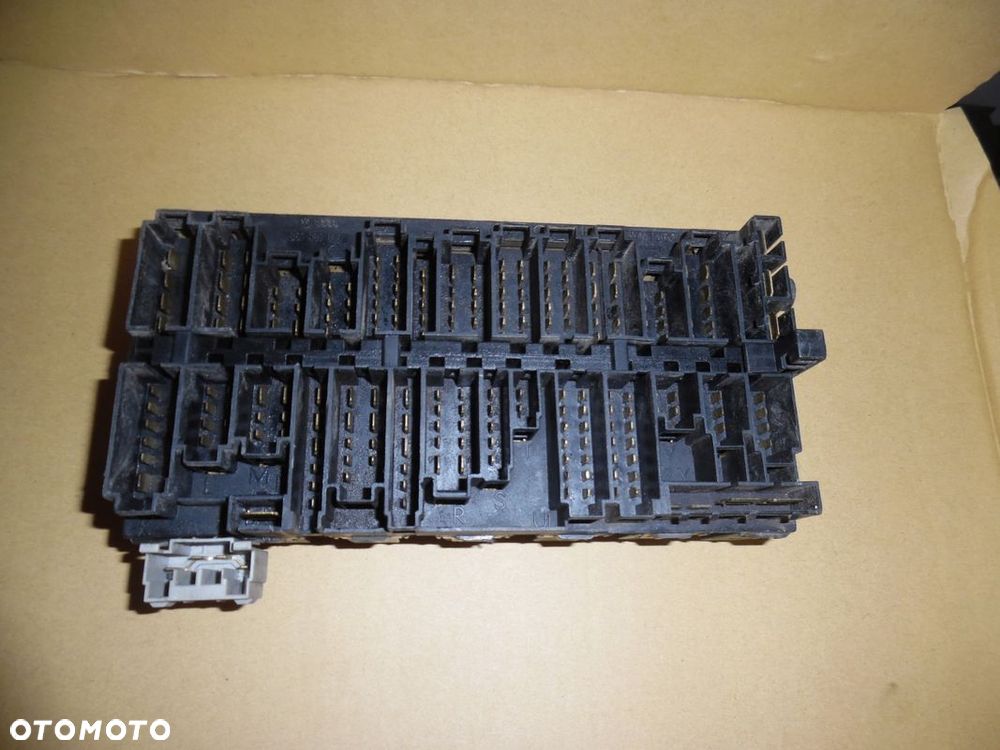 VW T4 2.5TDI 96- SKRZYNKA BEZPIECZNIKÓW MODUŁ WKŁAD - 2