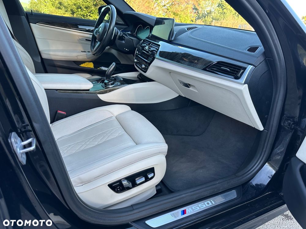 BMW Seria 5 M550i xDrive sport - 32