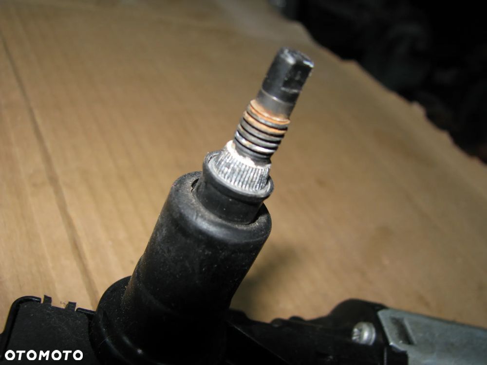 SILNICZEK MECHANIZM WYCIERACZKI TYL SEAT LEON II 5P0955711C - 2