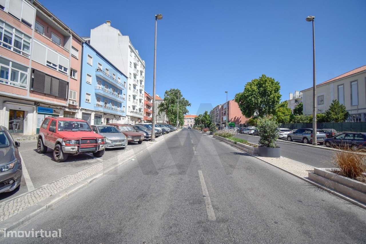 Prédio para investimento na Av. de Roma | 3 andares com garagens box | - Grande imagem: 5/13