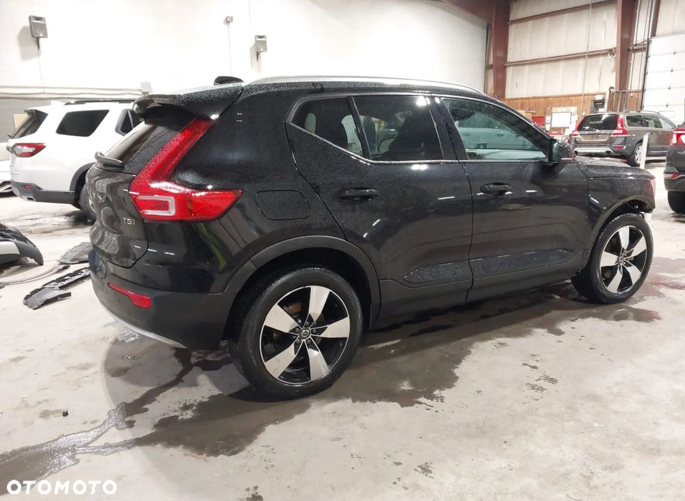 Volvo XC 40 T5 AWD Momentum - 4